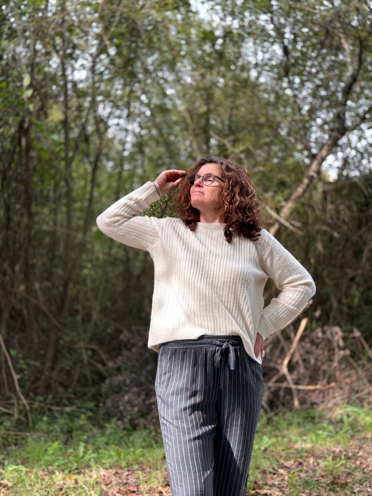 Pull blanc en maille fine avec détail boutons dorés sur l'épaule - Abana Boutique 64480