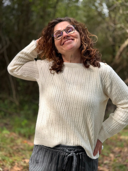 Femme portant un pull écru chic en pleine nature - Abana Boutique 64250