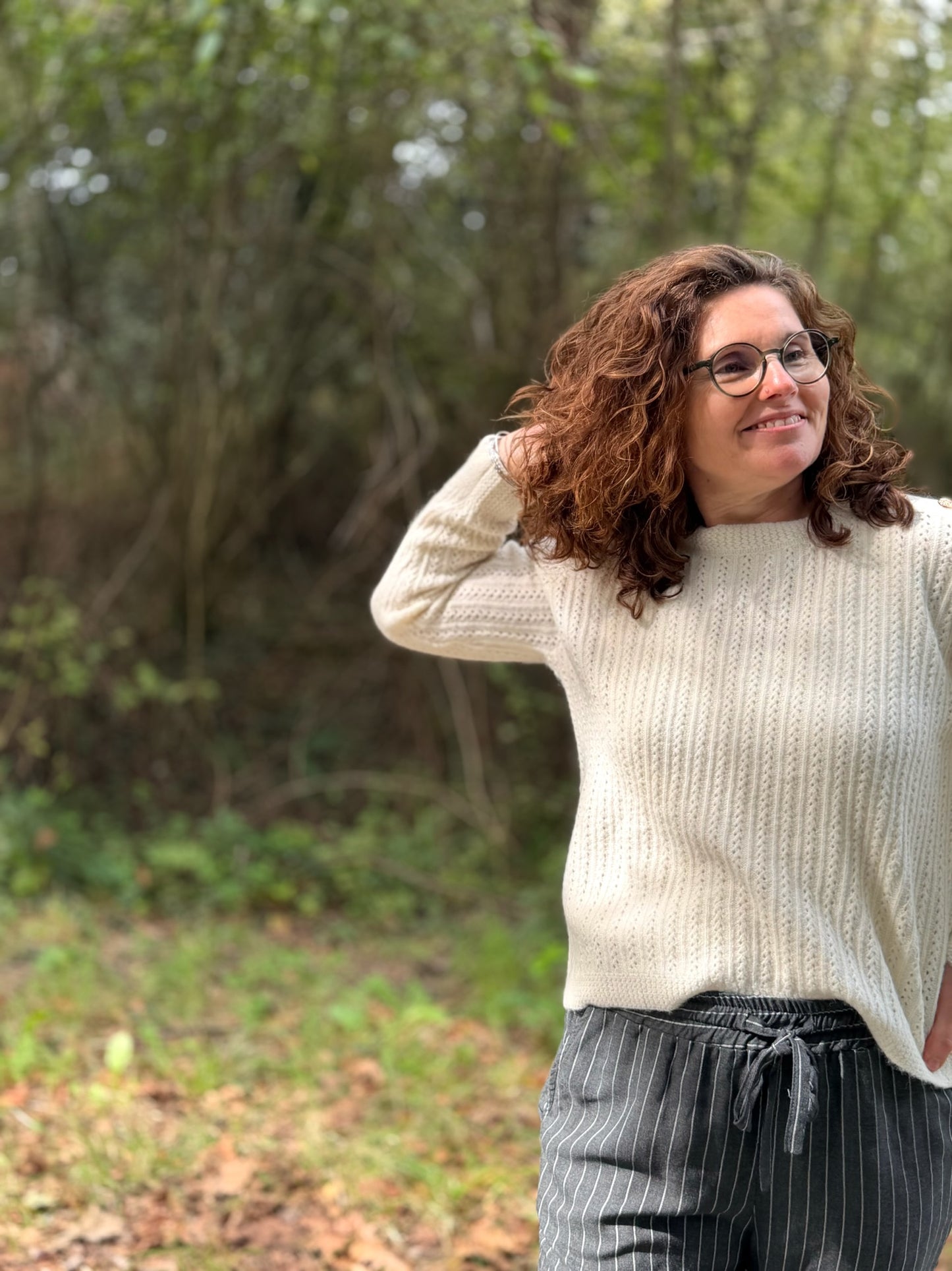 Look automnal doux avec pull blanc et jean - AbanaBoutique 64310