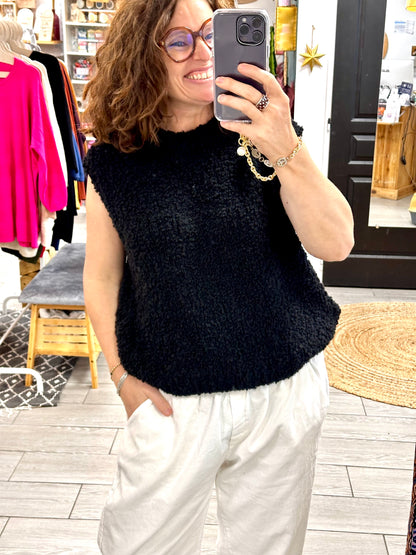 Pull sans manches Maïna, texture bouclette douce, adapté jusqu'à la taille 42, confort et style.