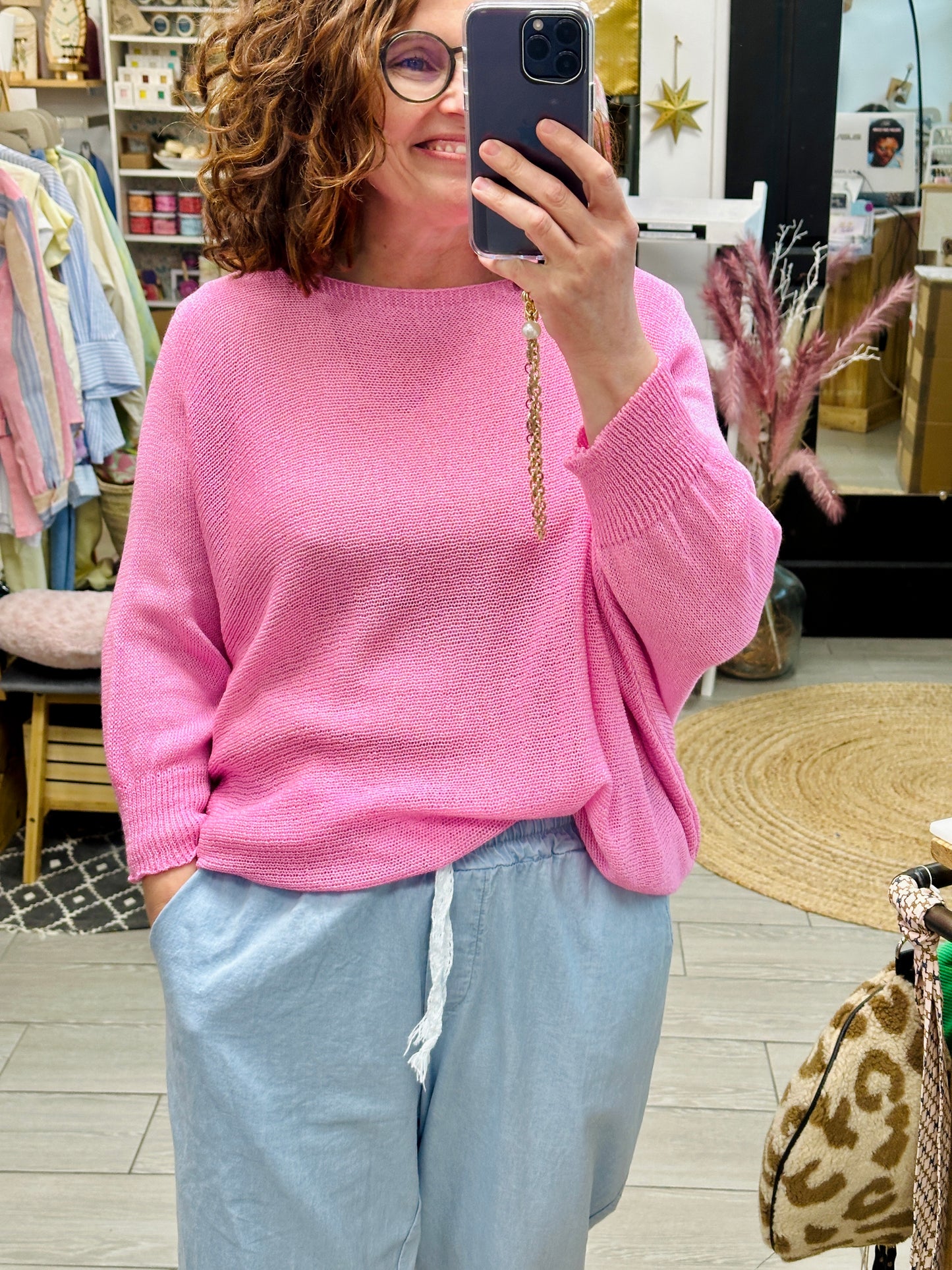 pull rose grande taille en maille fine avec nœud dans le dos, disponible chez Abana Boutique à Ustaritz