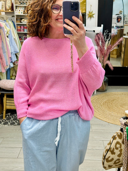 pull rose grande taille en maille fine avec nœud dans le dos, disponible chez Abana Boutique à Ustaritz