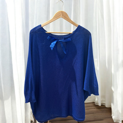pull bleu roi en maille fluide, disponible en taille 44 à 50 à la boutique Abana dans le Pays Basque