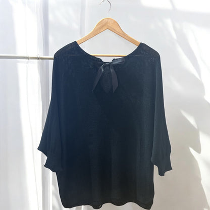 pull noir grande taille en maille fine avec nœud dans le dos, disponible chez Abana Boutique à Ustaritz
