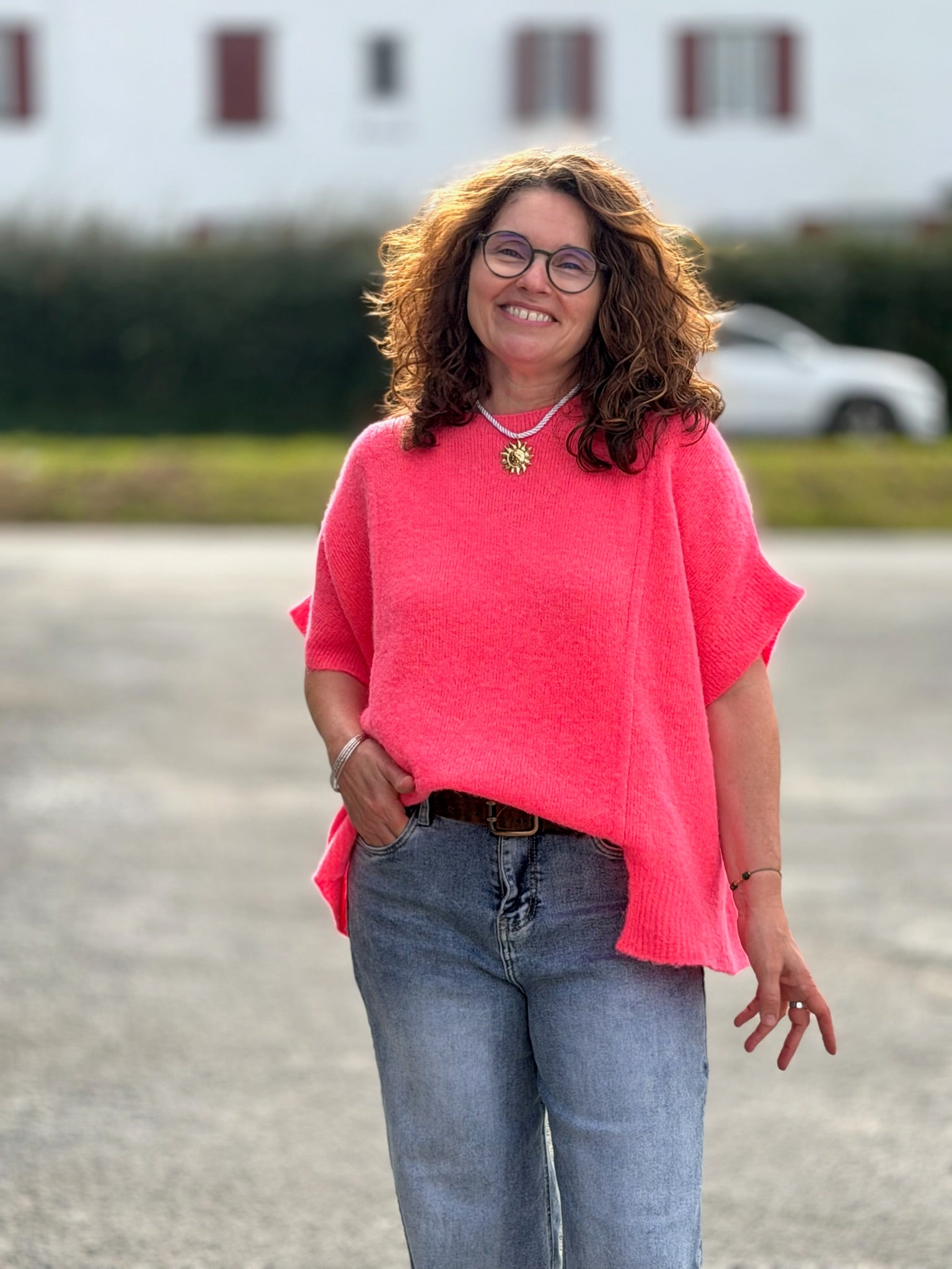 Pull oversize rose corail porté avec un jean, coupe loose et confortable - Abana 64480