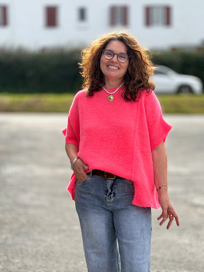 Pull oversize rose corail porté avec un jean, coupe loose et confortable - Abana 64480