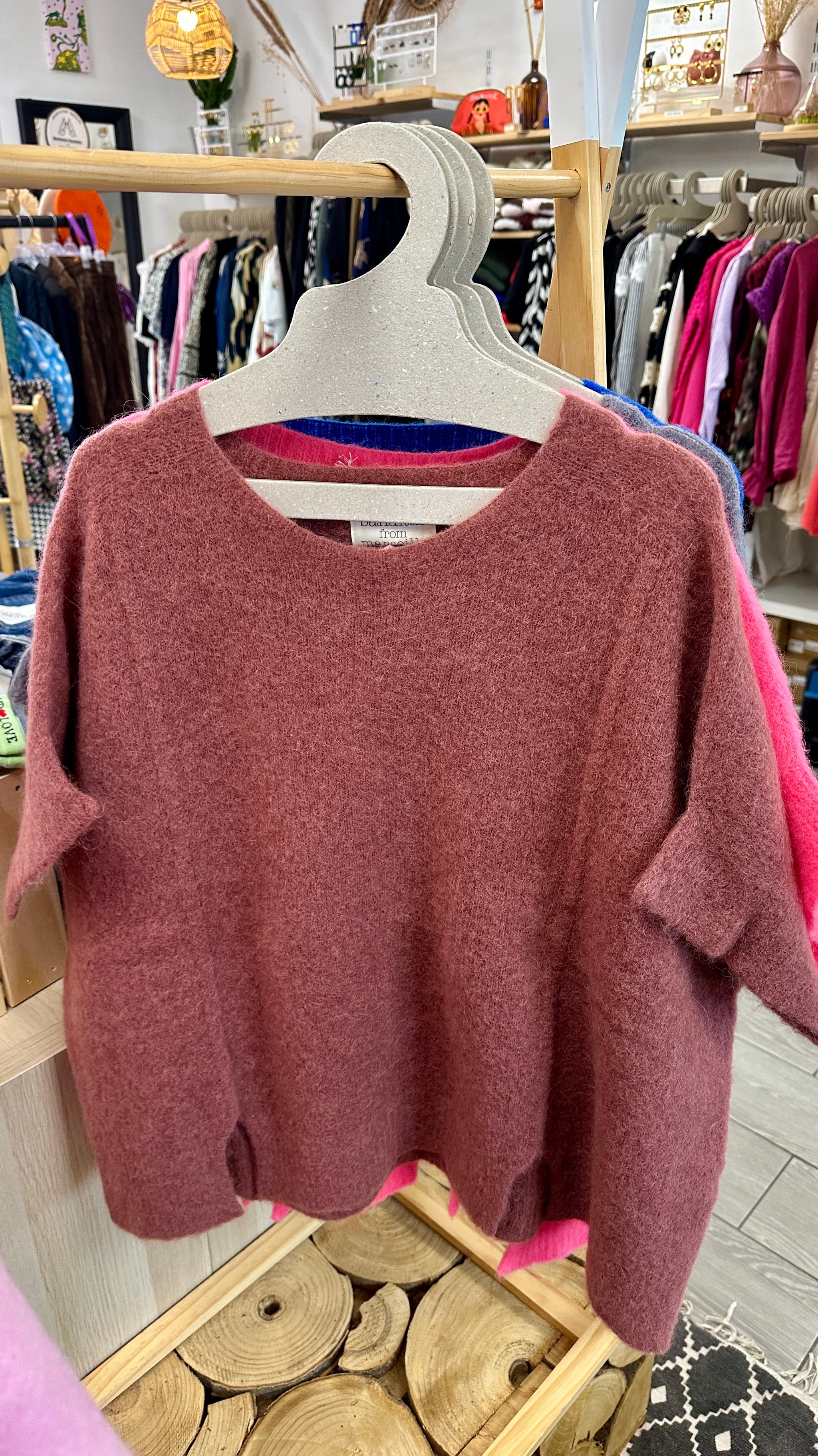 Pull vieux rose à la coupe loose, parfait pour un look cosy et chic - Abana Boutique 64100
