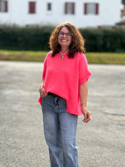 Haut rose pétant en maille, manches courtes et col rond pour un look casual - bana Boutique 64310