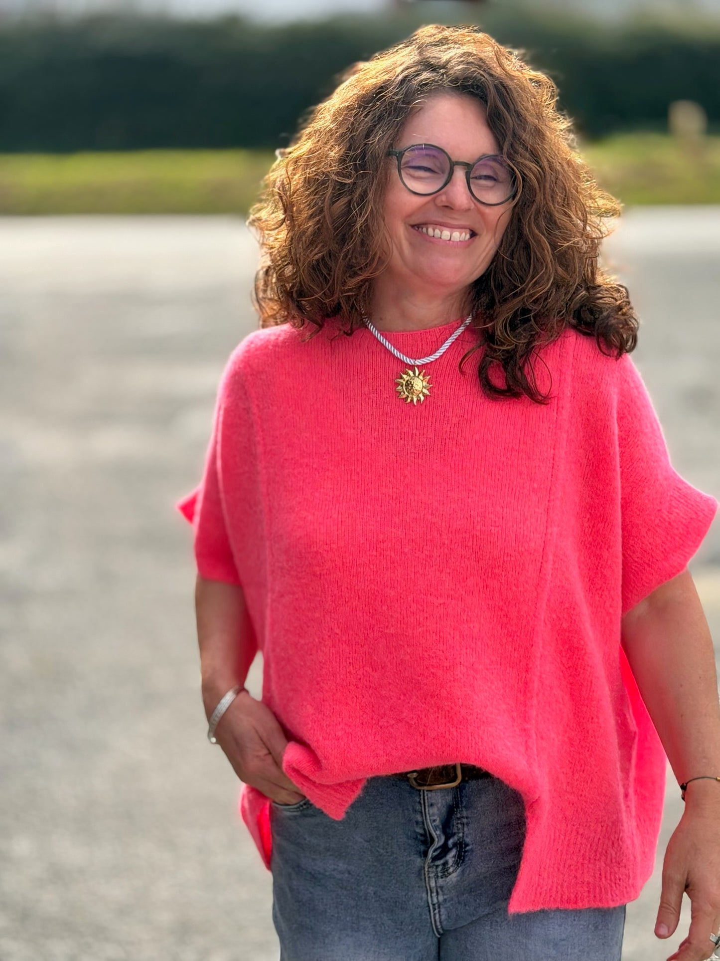 Pull ample rose vif femme, idéal pour un look lumineux et dynamique - Abana Boutique Pays Basque