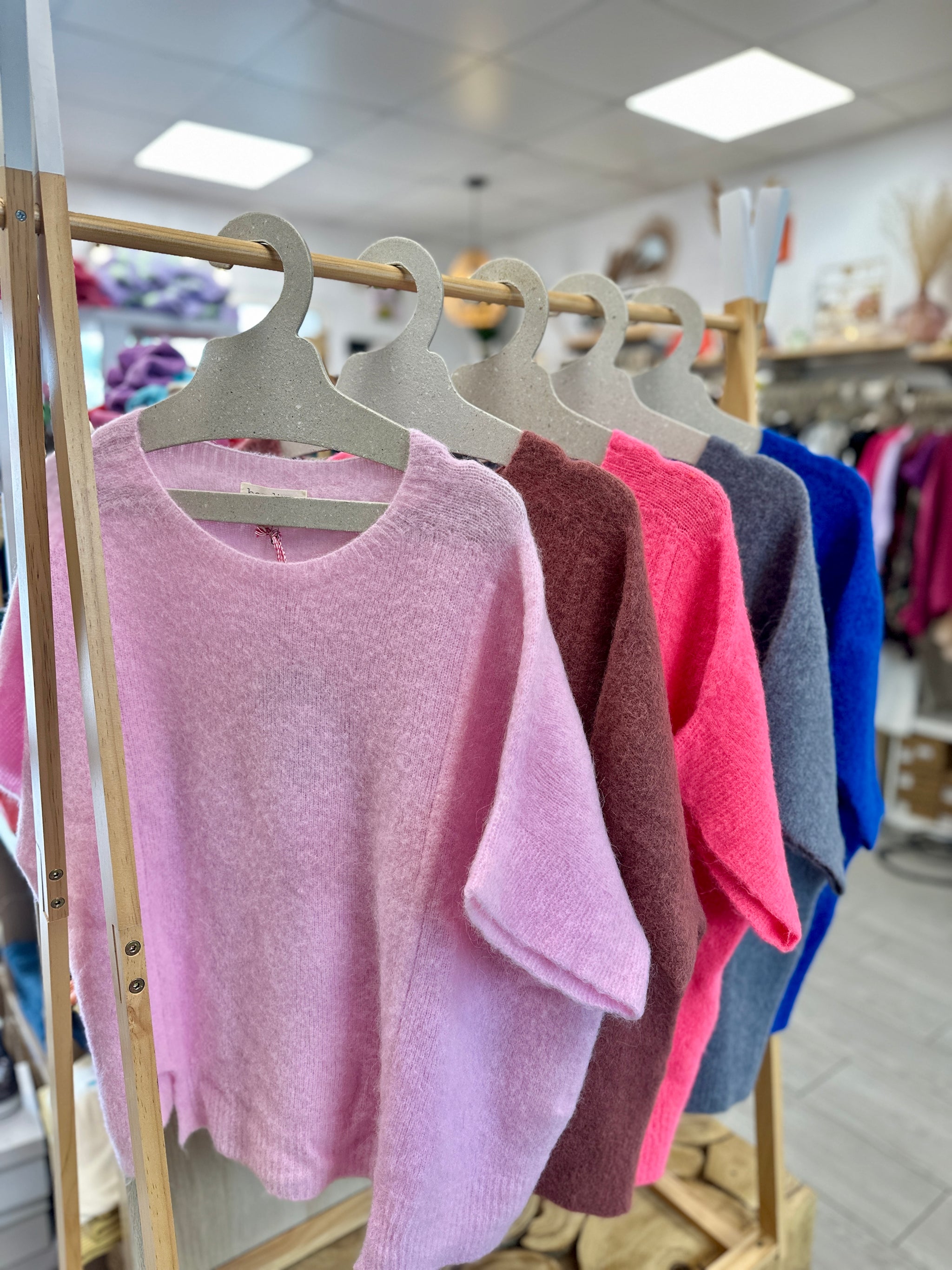 Haut en maille disponible en bleu, gris, rose clair et vieux rose, coupe confortable - Abana Boutique 64240