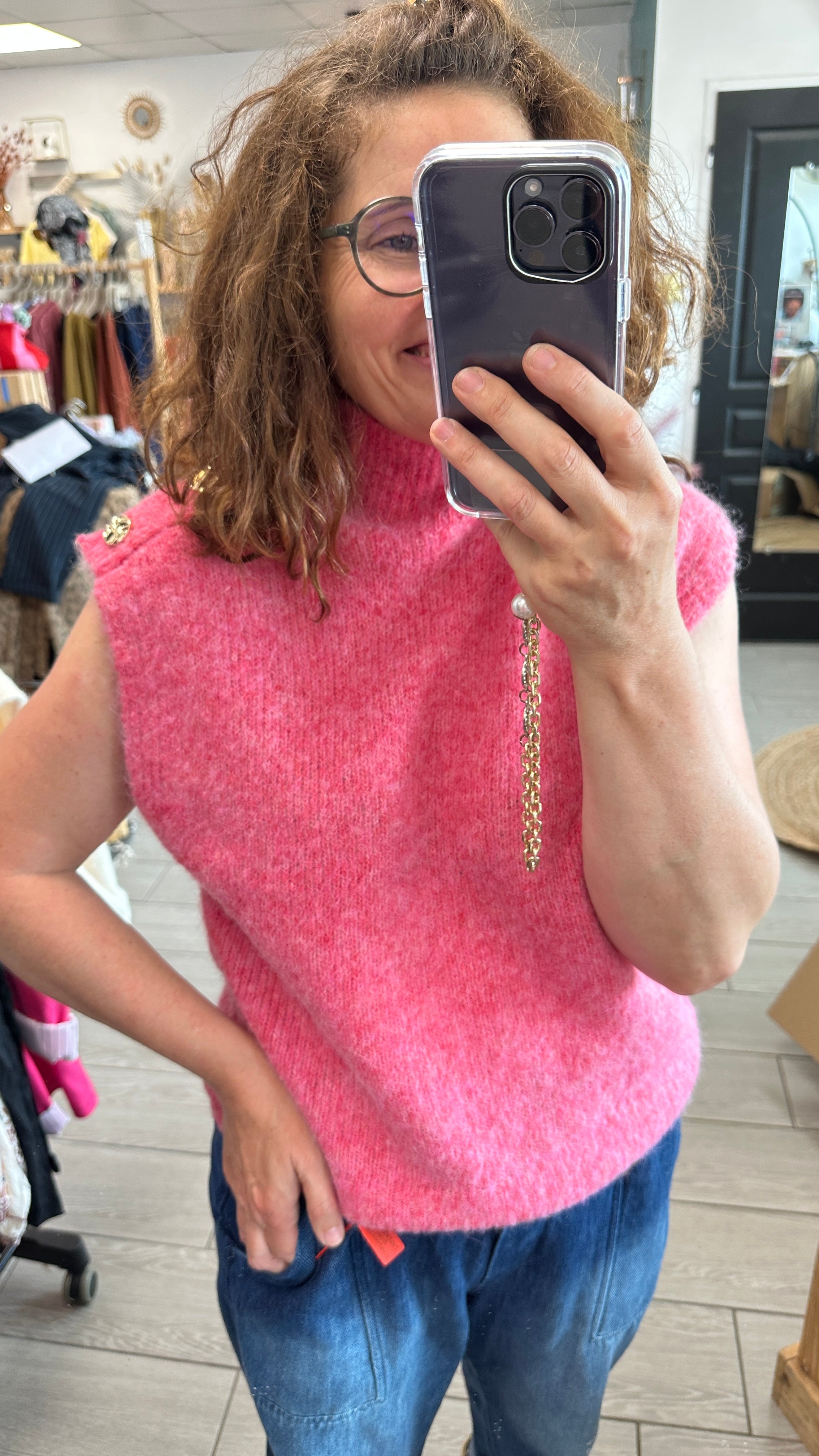 Top sans manches rose fuchsia en maille avec boutons dorés épaules – Abana Boutique Ustaritz