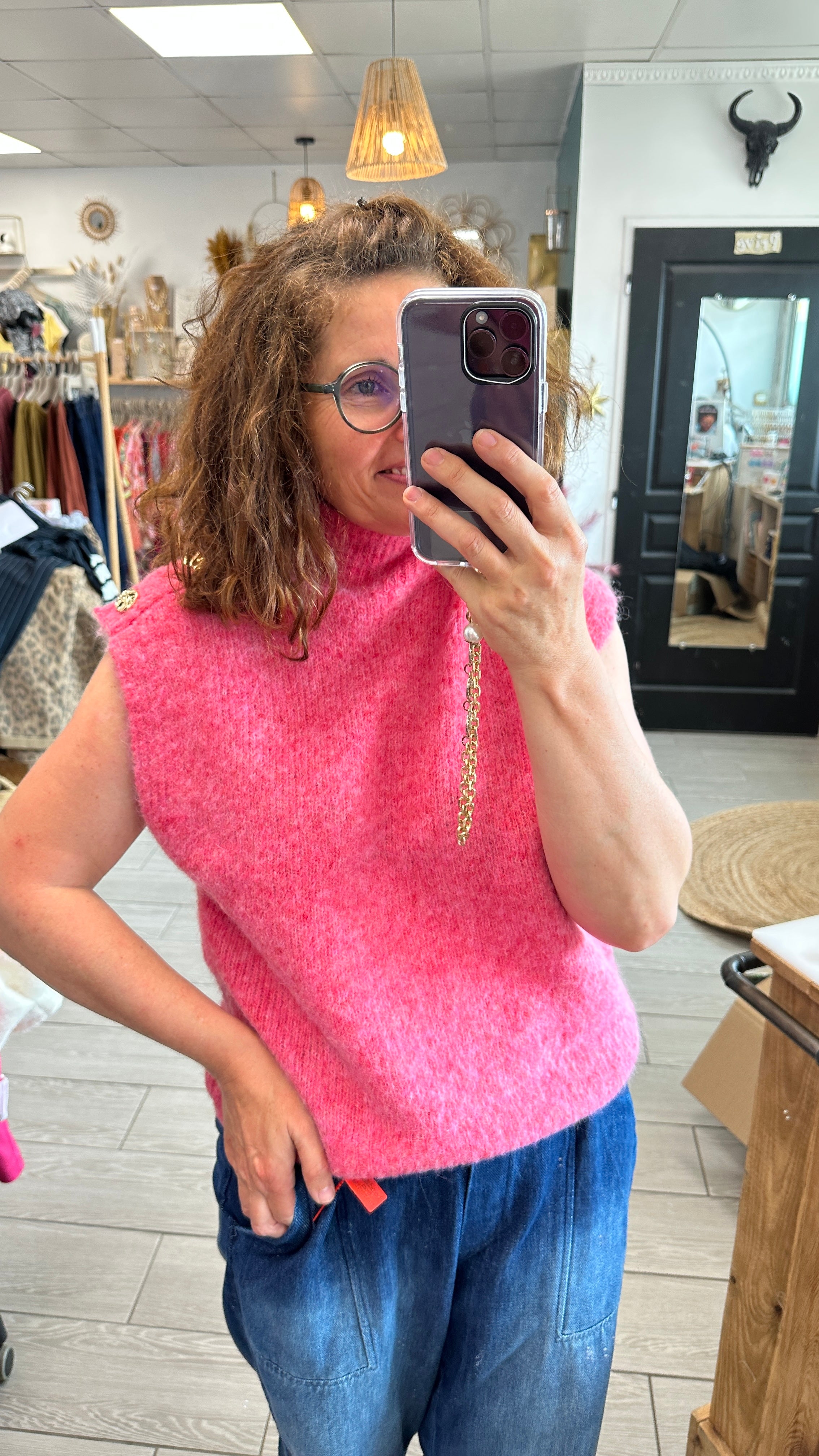 Top sans manches rose élégant à détails boutons dorés – Boutique Abana 64480