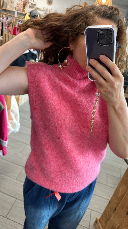 Zoom sur top rose maille douce col montant chic féminin – Abana Pays Basque