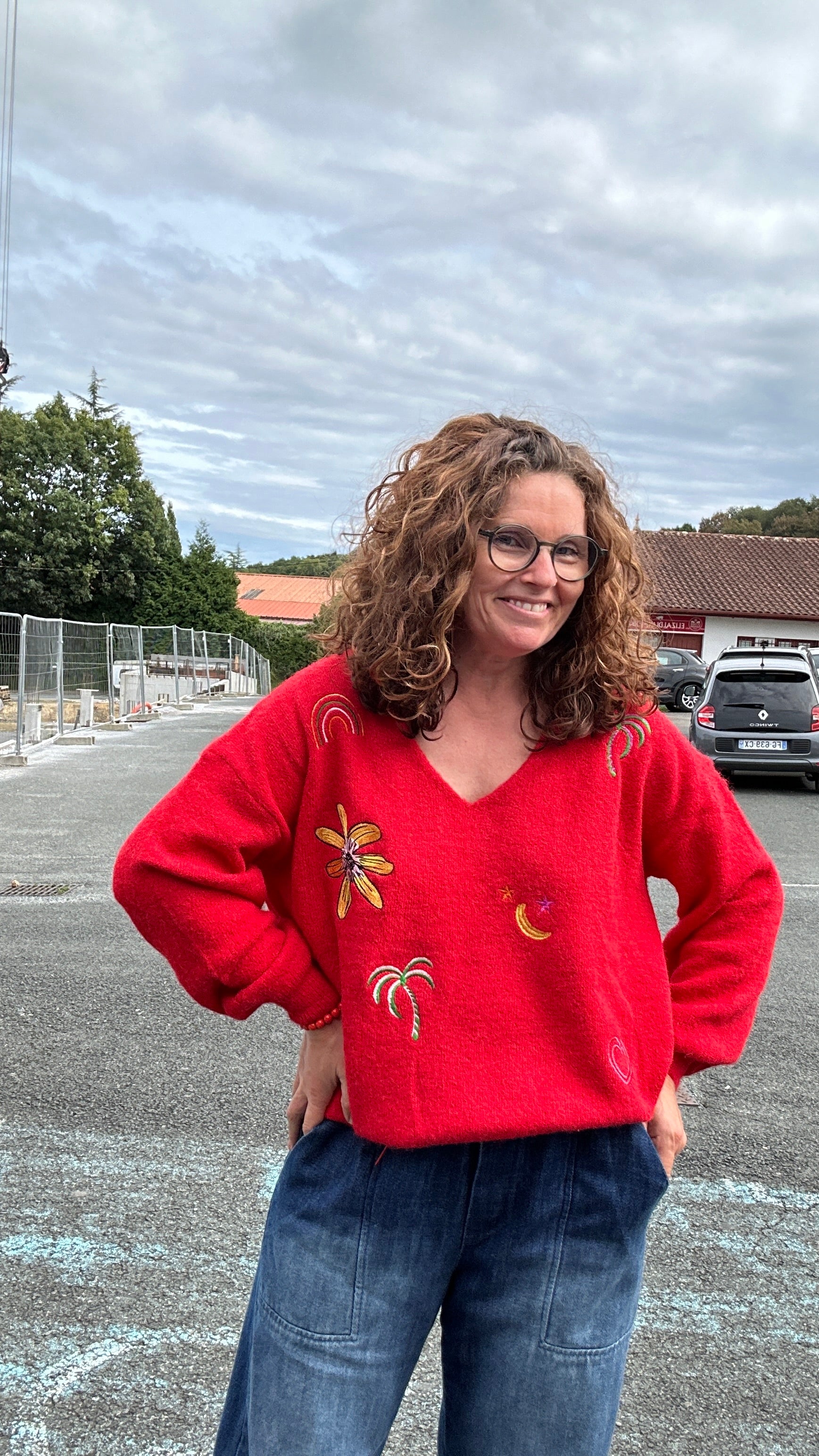 Pull rouge col V brodé motifs colorés palmiers et lunes – Abana Boutique Ustaritz