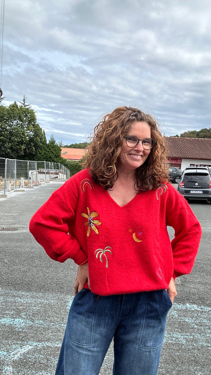 Pull rouge col V brodé motifs colorés palmiers et lunes – Abana Boutique Ustaritz
