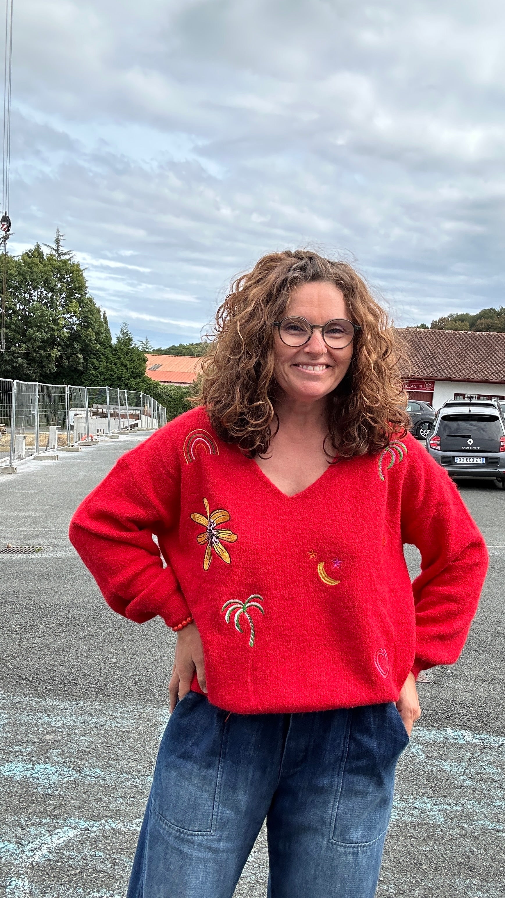 Les détails broderies pull rouge fantaisie tendance – Abana Pays Basque