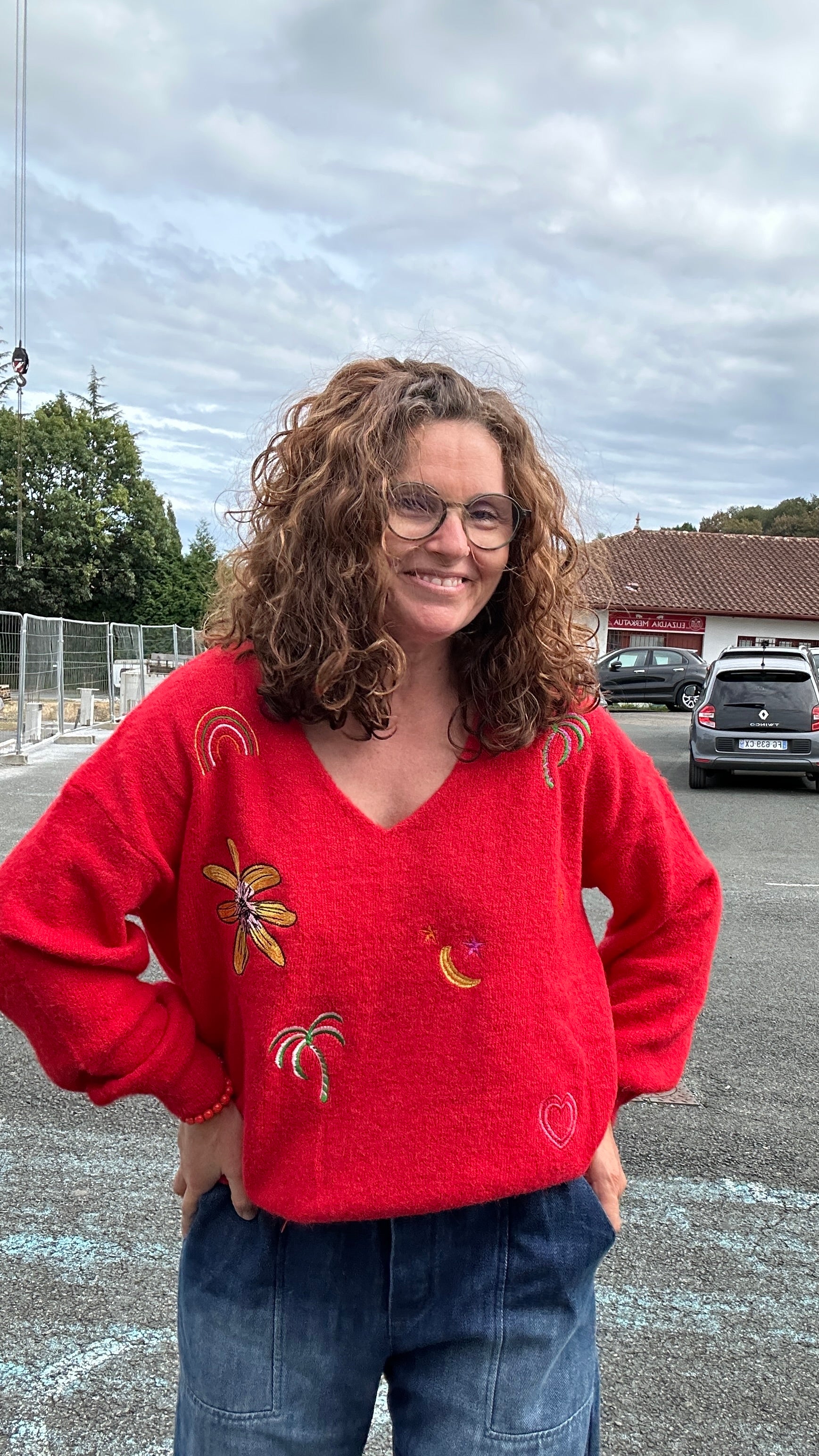 Pull rouge femme en maille brodé chic décontracté – Boutique Abana 64480