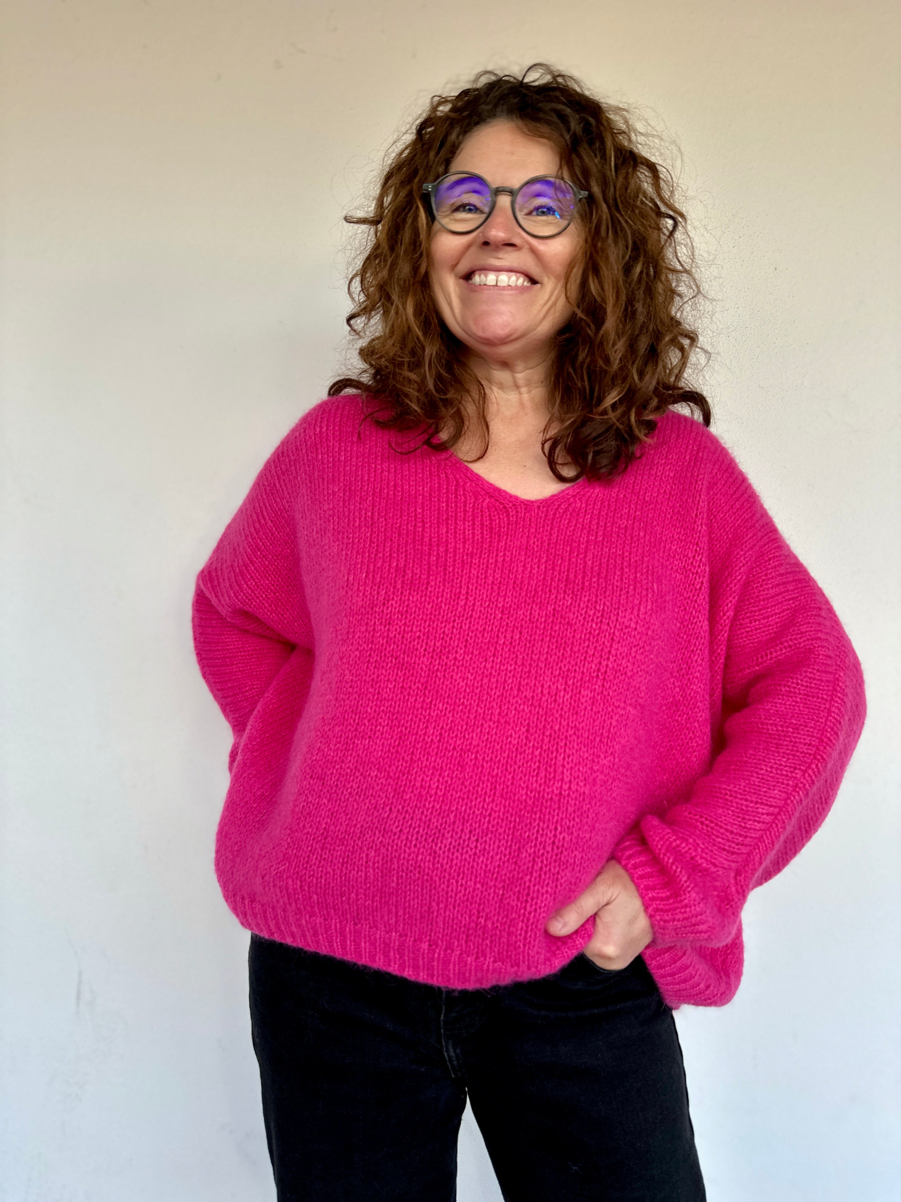 Pull rose col V doux et oversize modèle Anémone - Abana Boutique 64480