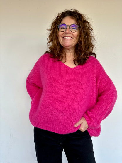 Pull rose col V doux et oversize modèle Anémone - Abana Boutique 64480
