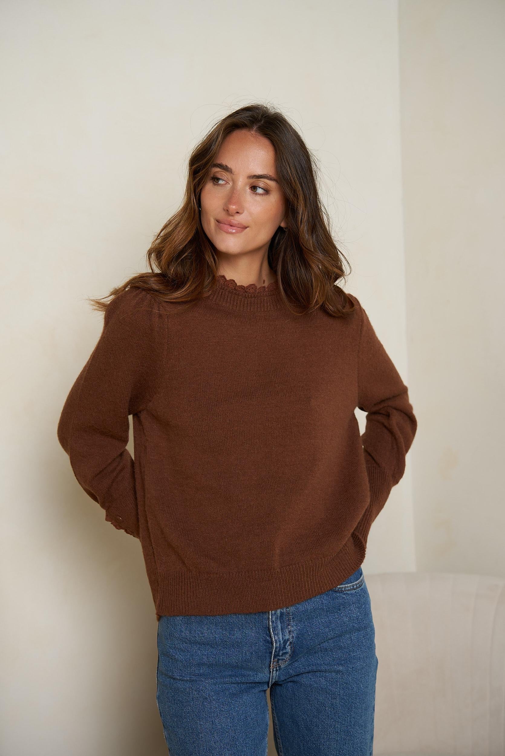 Détail manche pull chocolat Élina avec boutons décoratifs - Abana 64310