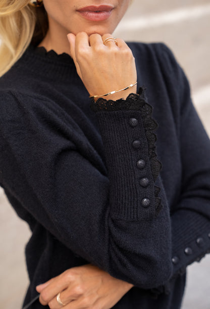 Vue profil du pull Élina noir en situation - Abana 64250