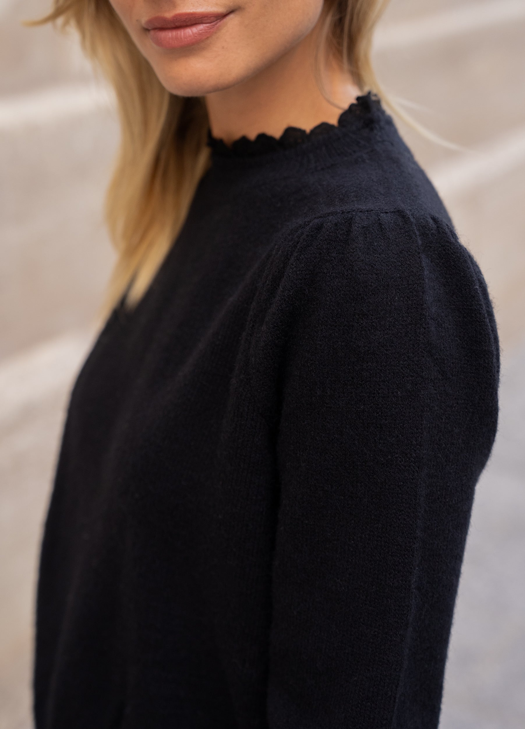 Gros plan col dentelle pull noir Élina - Abana 64990