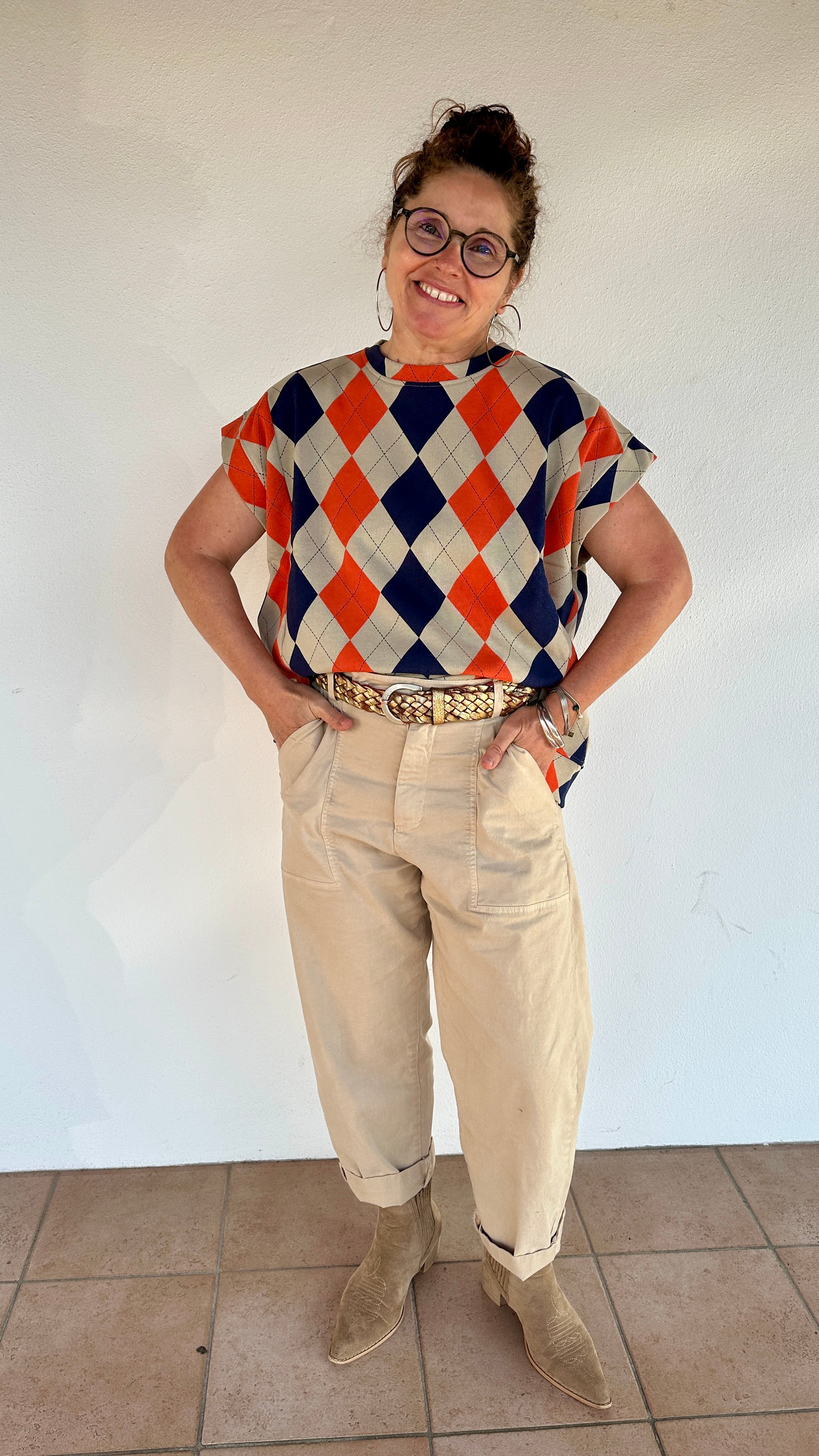 Pull sans manche à losanges orange beige et marine - Abana Boutique 64480