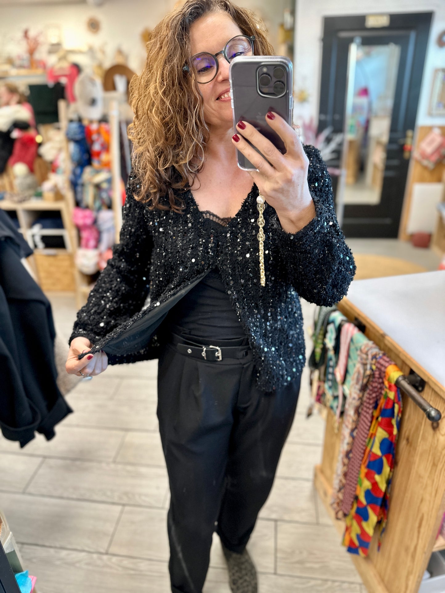 Pull de fête noir réversible à sequins porté de dos – Boutique Abana 64250