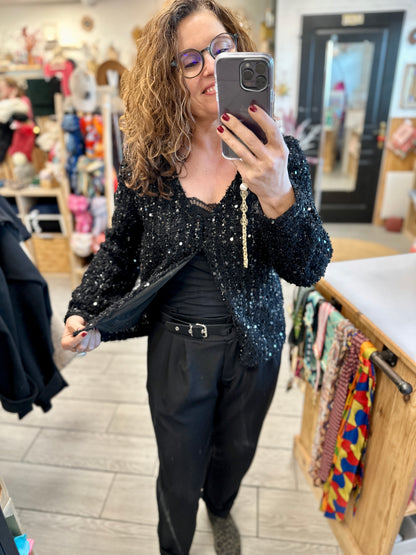 Pull de fête noir réversible à sequins porté de dos – Boutique Abana 64250