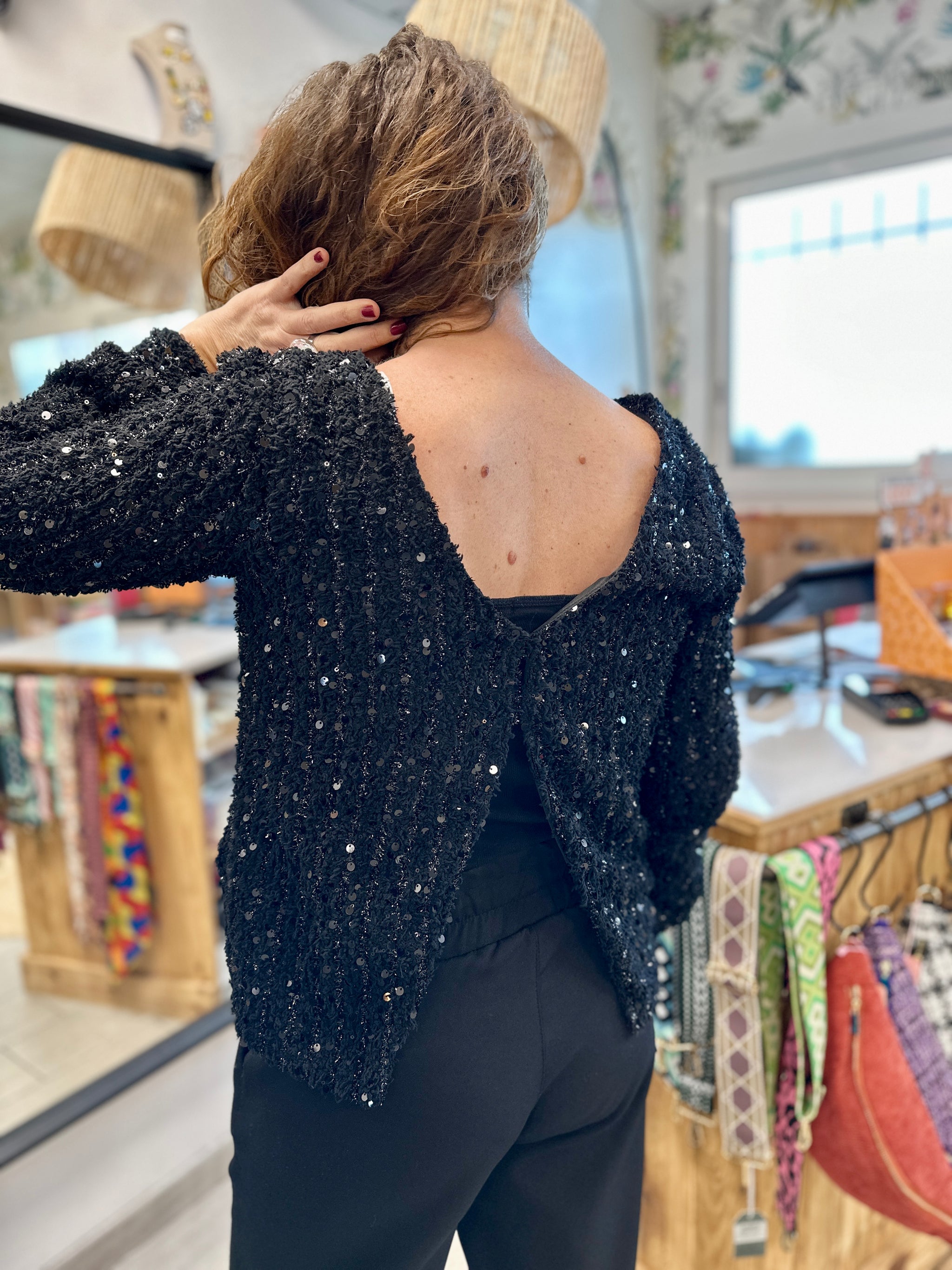 Pull noir festif à sequins porté avec pantalon noir - Abana 64990