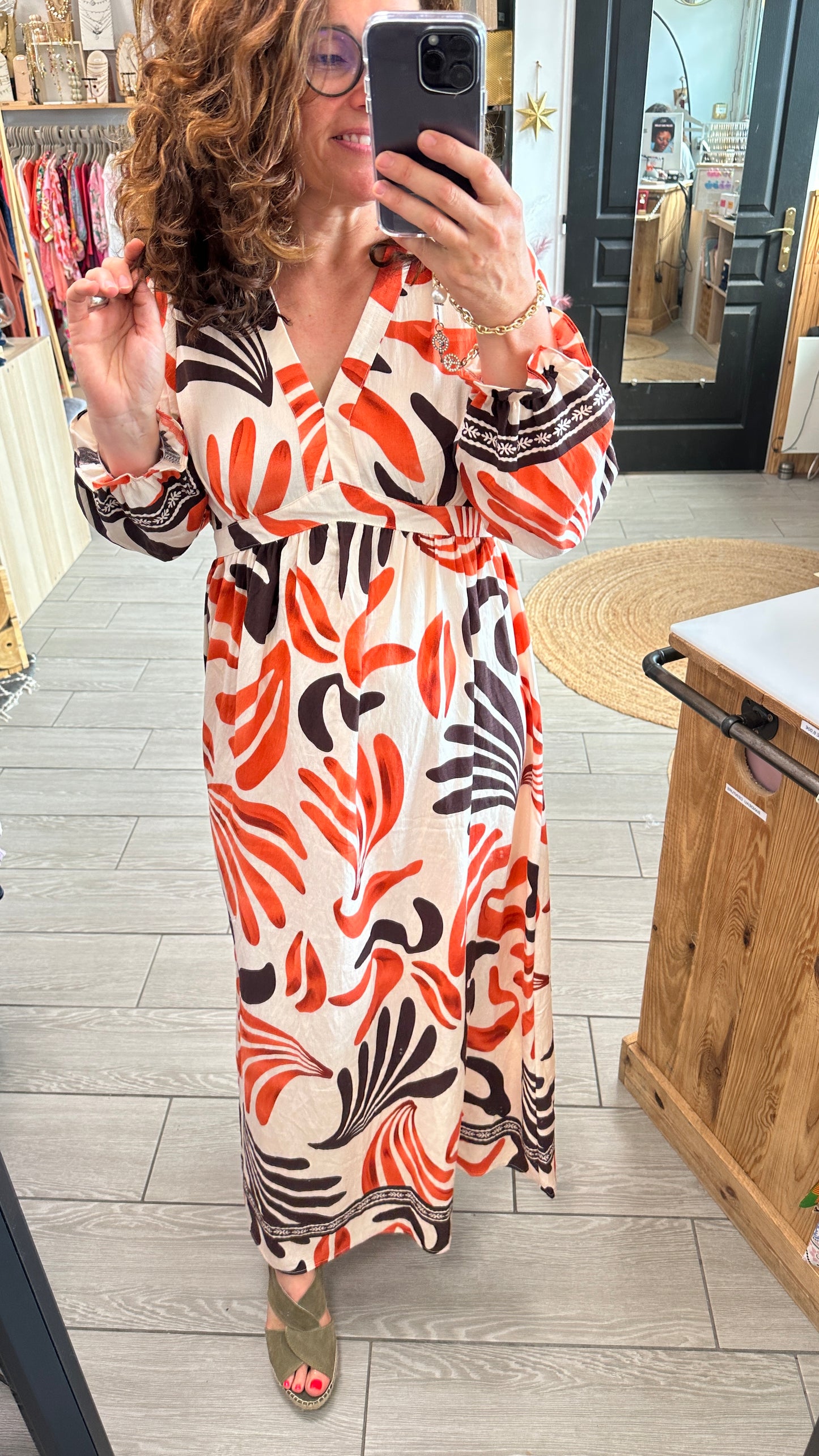 Robe élégante fluide avec motifs colorés rouge et noir – Abana Ustaritz 64480