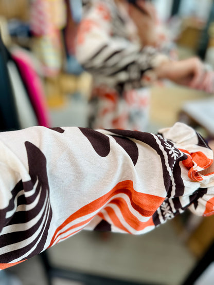 Zoom sur imprimé abstrait rouge et noir robe bohème chic – Abana Pays Basque