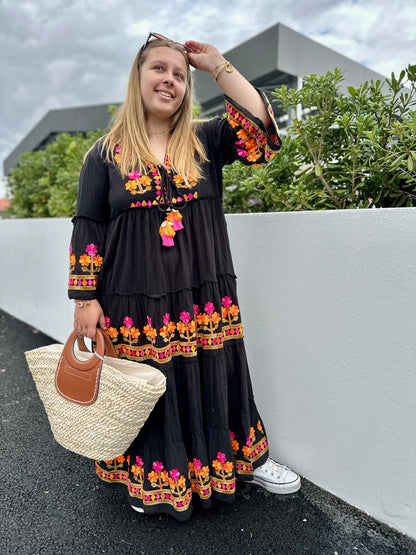look avec la robe camille longue grande taille taille unique en coton et broderies fleuries colorées maelle c mélodie paris saint denis cergy melun