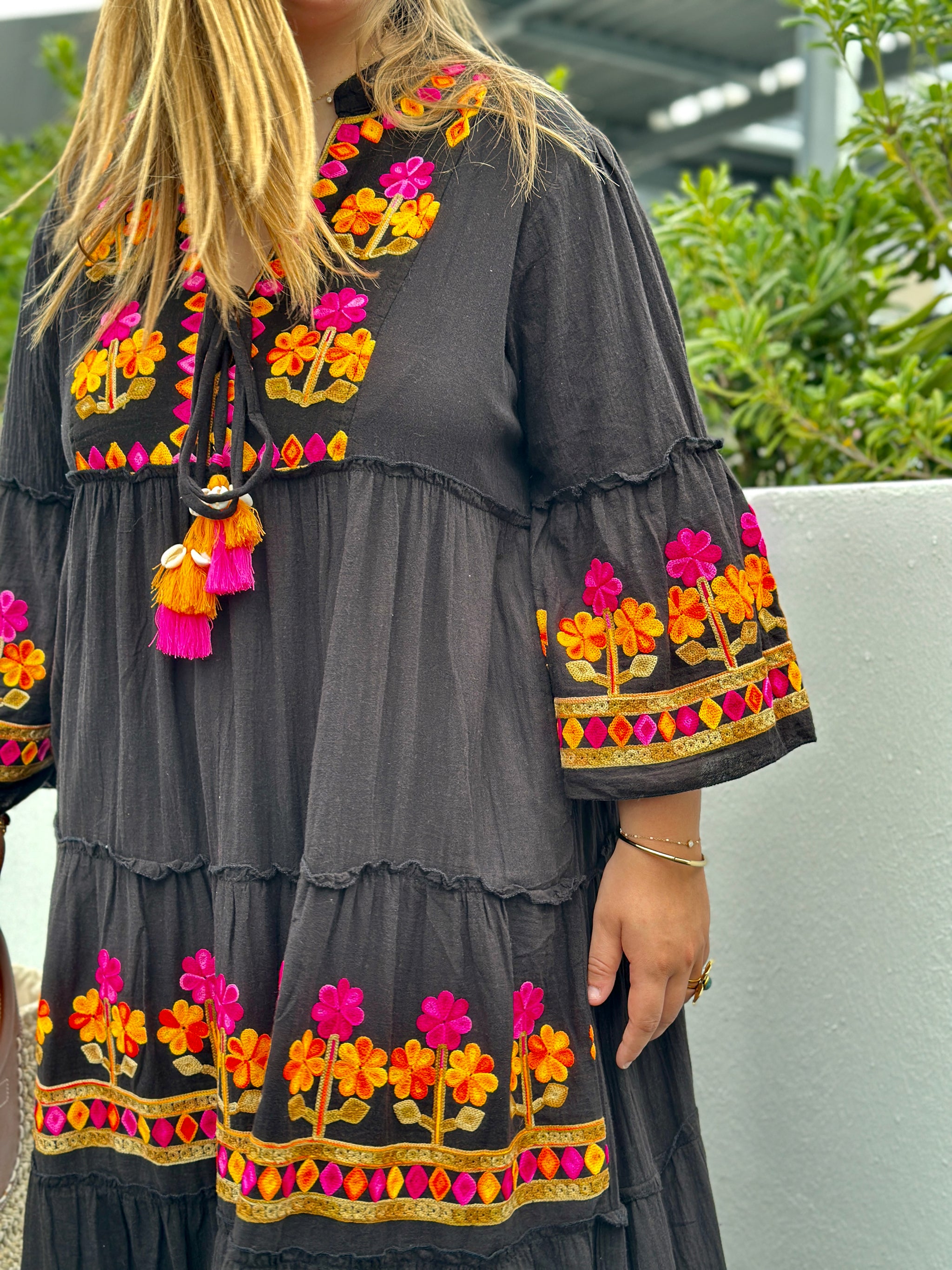 robe longue fluide noire oversize grande taille avec broderie rose orange  fleuries christy maelle metz nancy épinal