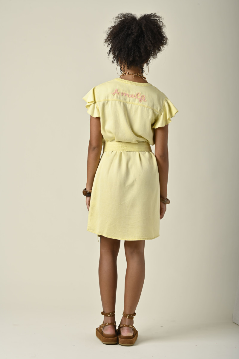robe Claudia Orféo Paris en 100 % modal avec inscription brodée "Amalfi", modèle jaune soleil, dispo chez Abana