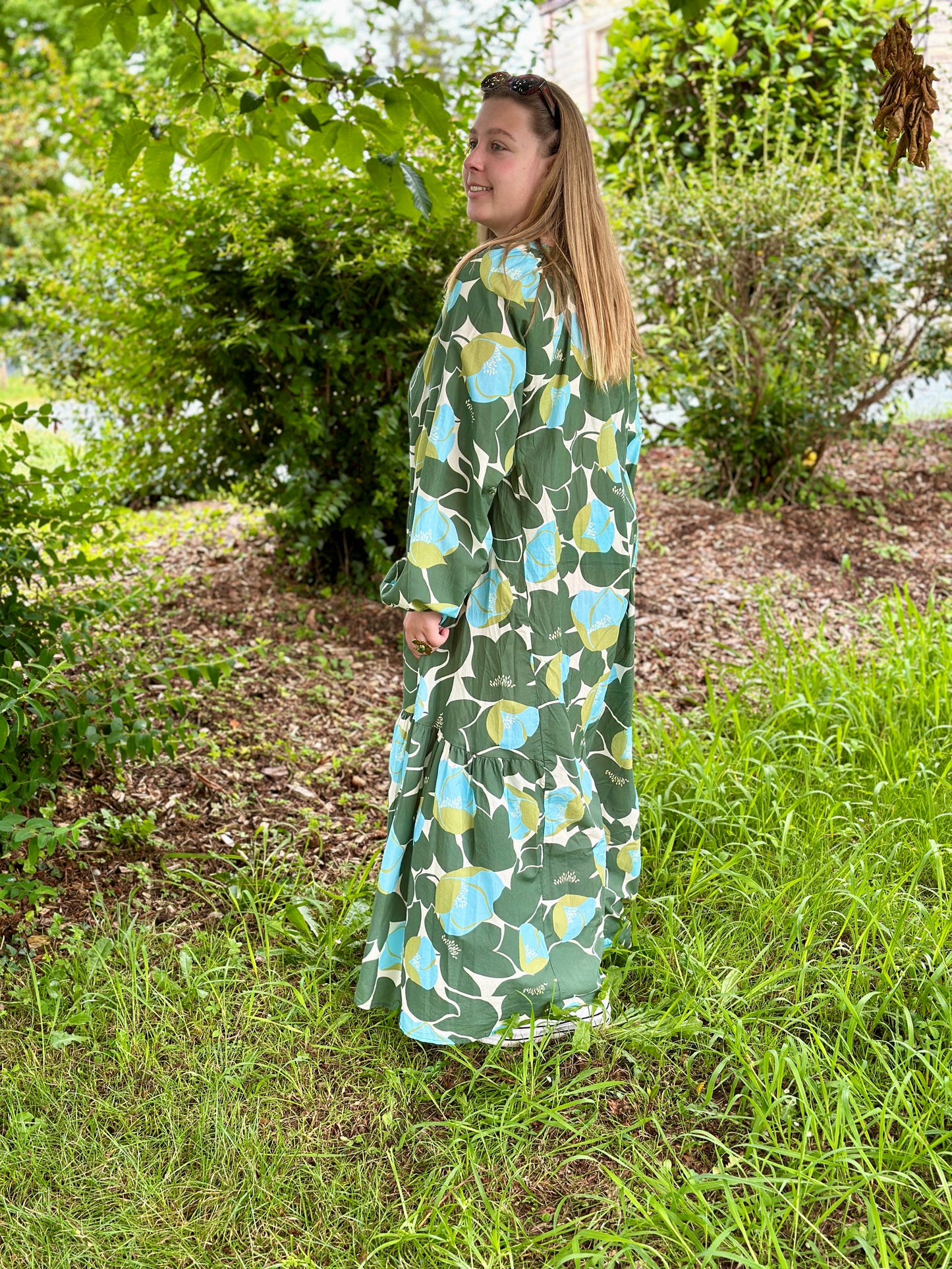 robe longue  de dos vert bleu de chez banditas from marseille paris saint denis saint lazarre