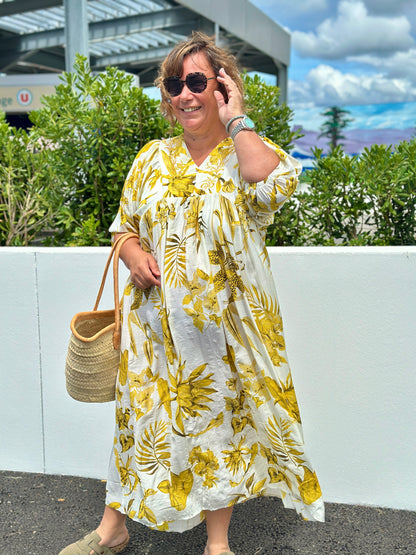look grande taille porte sur du 48 avec la robe lonegue jaune a motif tropical col v fluide sens troyes reims bourges nevers
