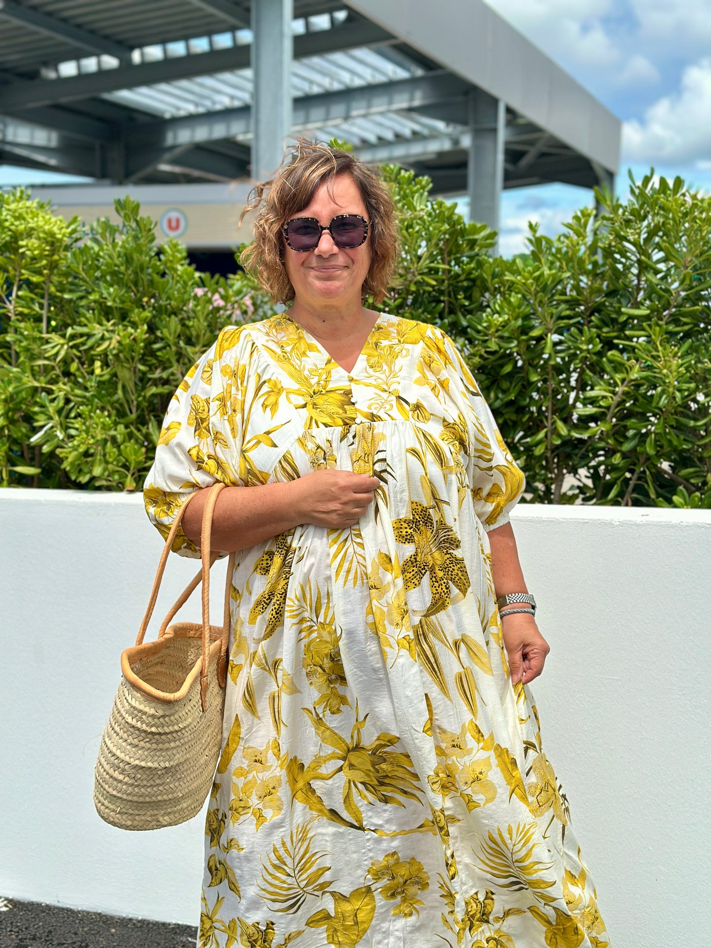 robe longue a motif jaune tropical grande taille col v en viscose du 40 au 50 adoré paris lyon saint etienne bourg en bresse