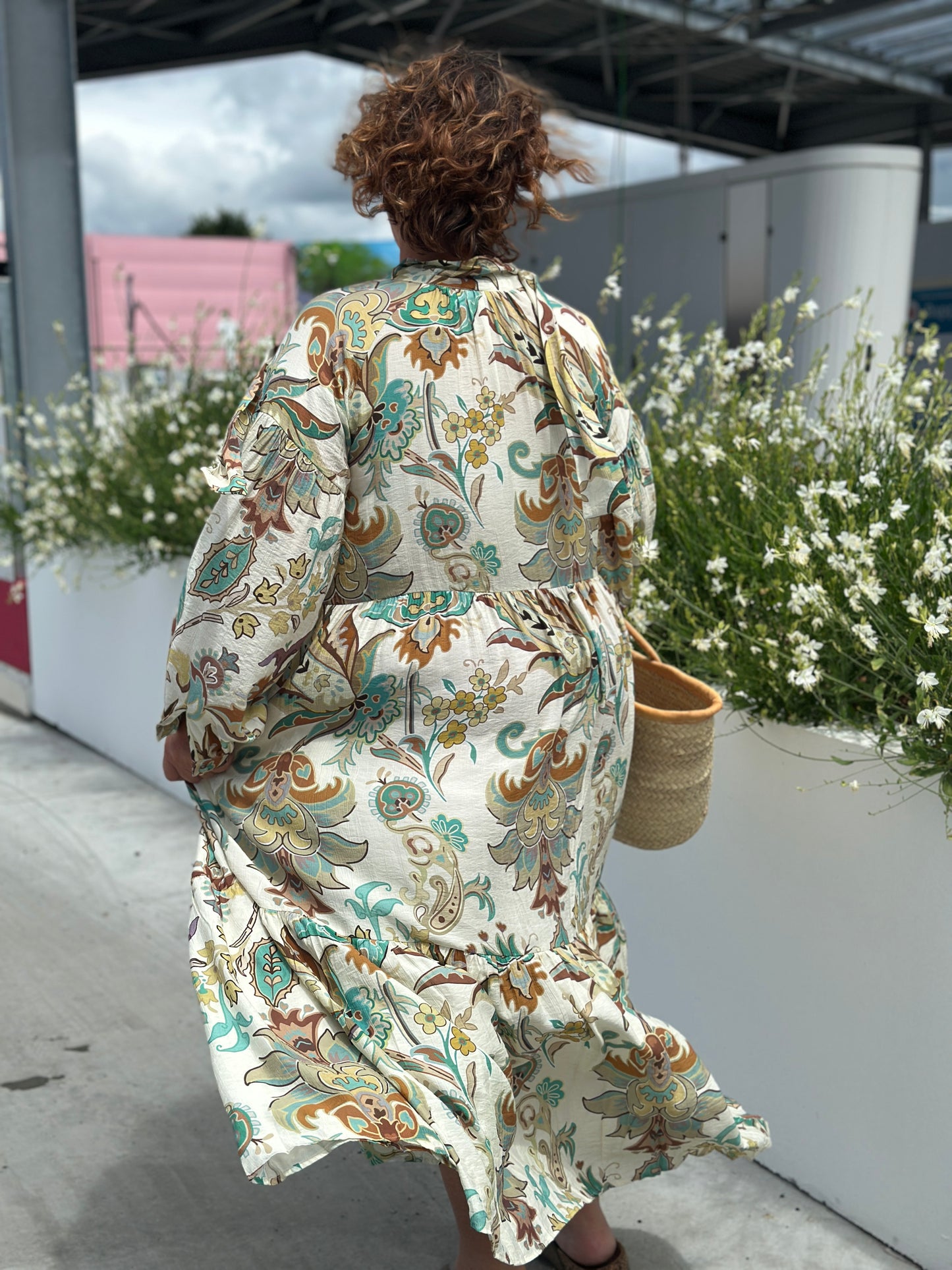 zoom sur le dos de la robe longue grande taille a motif vert et chocolat et son col ruban johanna paris angers saumur cholet