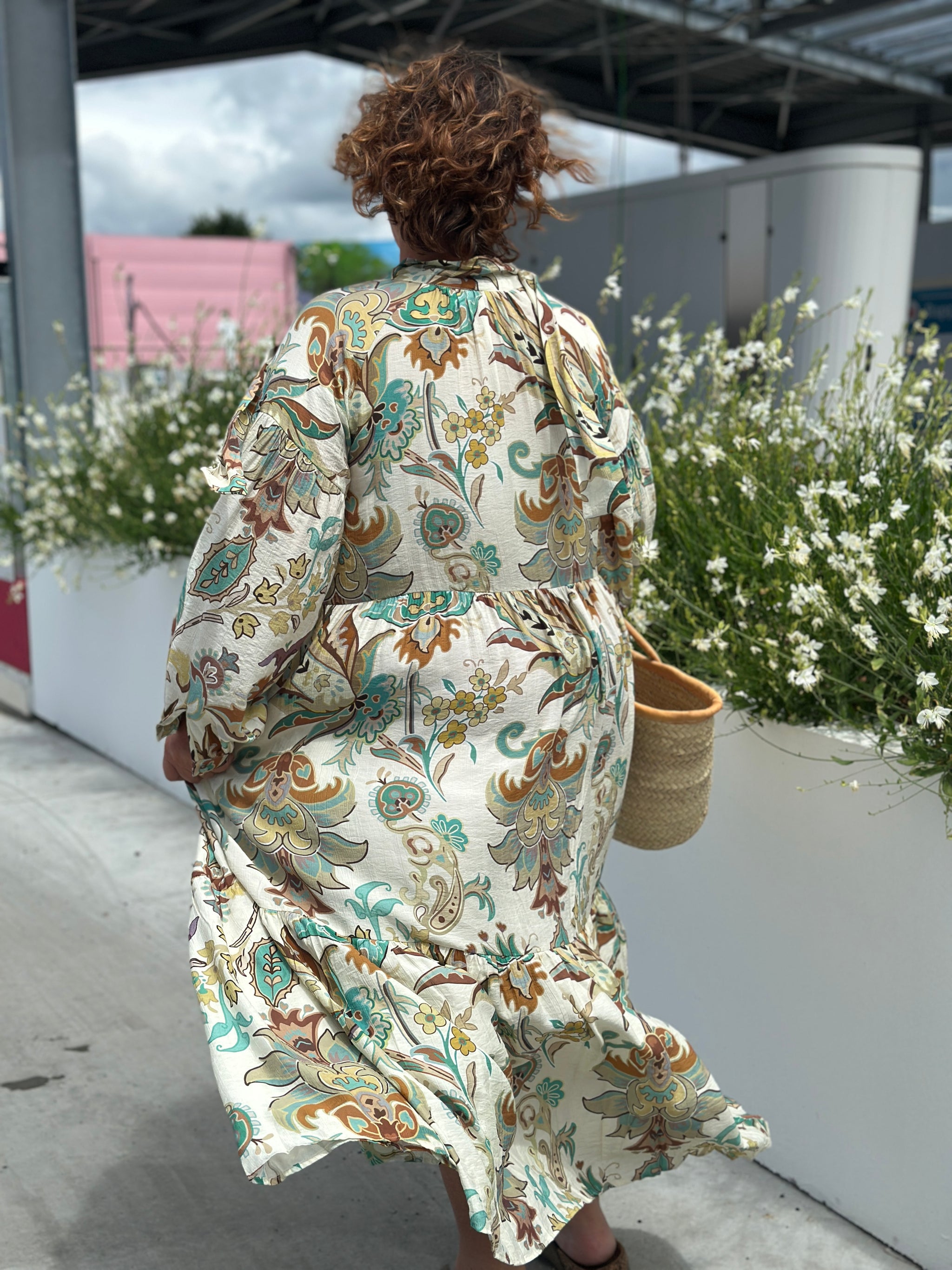 zoom sur le dos de la robe longue grande taille a motif vert et chocolat et son col ruban johanna paris angers saumur cholet