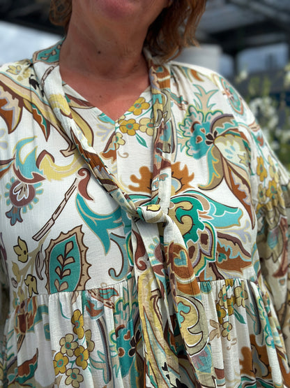 zoom sur le motif vert emeraude et chocolat et le col ruban de la robe ongue grande taille maelle nina carter béziers narbonne carcassonne