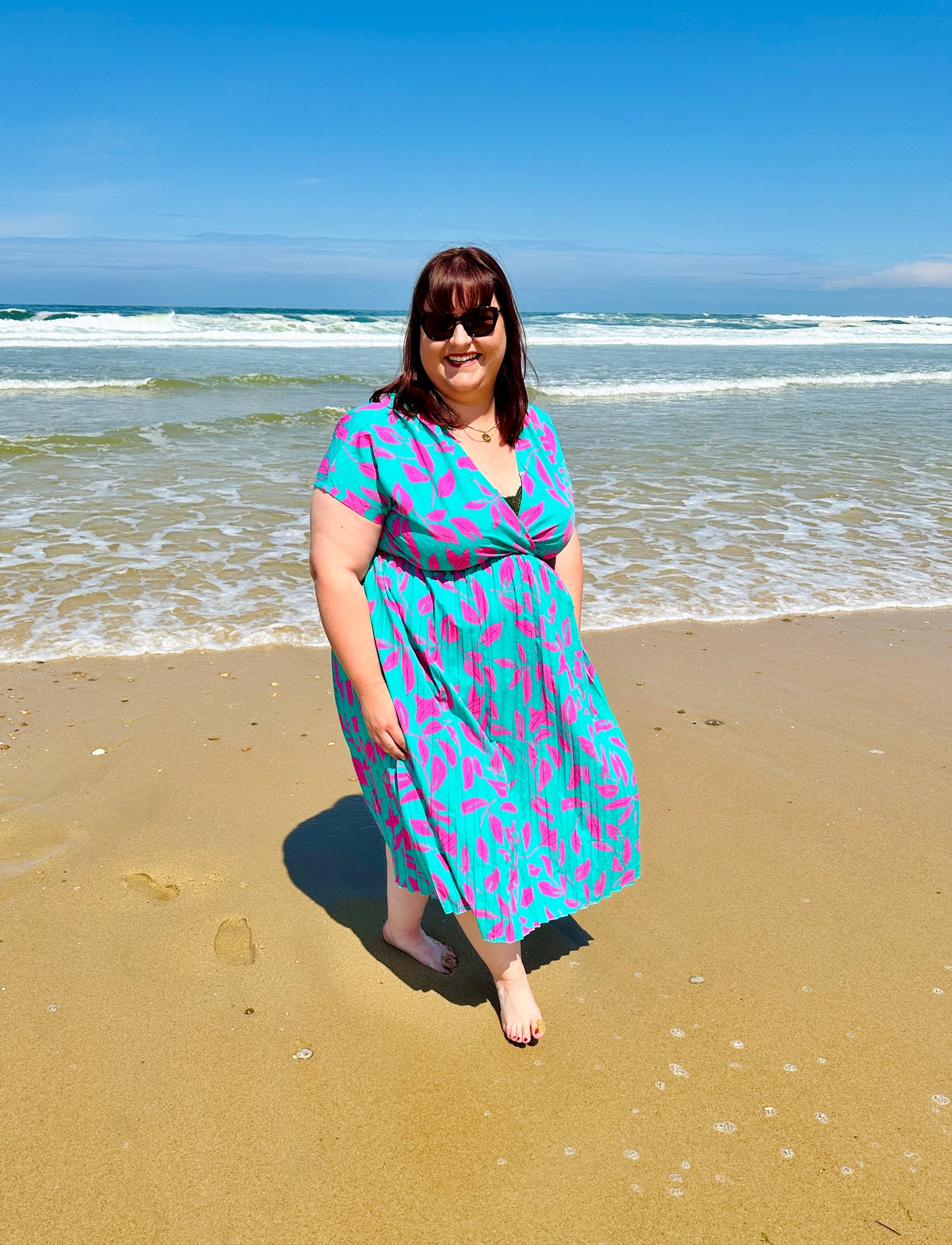 Robe grande taille turquoise et fuchsia modèle Paloma de la marque Abana Boutique, coupe empire fluide avec imprimé feuillage, disponible en L, XL, XXL et XXXL à Ustaritz et alentours