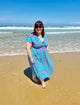 Robe grande taille turquoise et fuchsia modèle Paloma de la marque Abana Boutique, coupe empire fluide avec imprimé feuillage, disponible en L, XL, XXL et XXXL à Ustaritz et alentours
