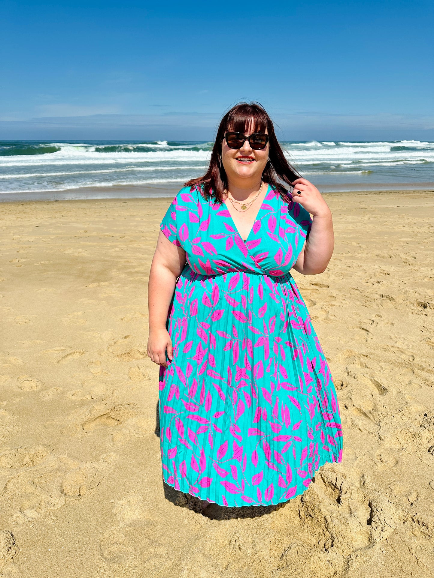 Robe grande taille turquoise et fuchsia Paloma de Abana Boutique, coupe fluide avec imprimé feuillage, grandes tailles à Ustaritz et alentours
