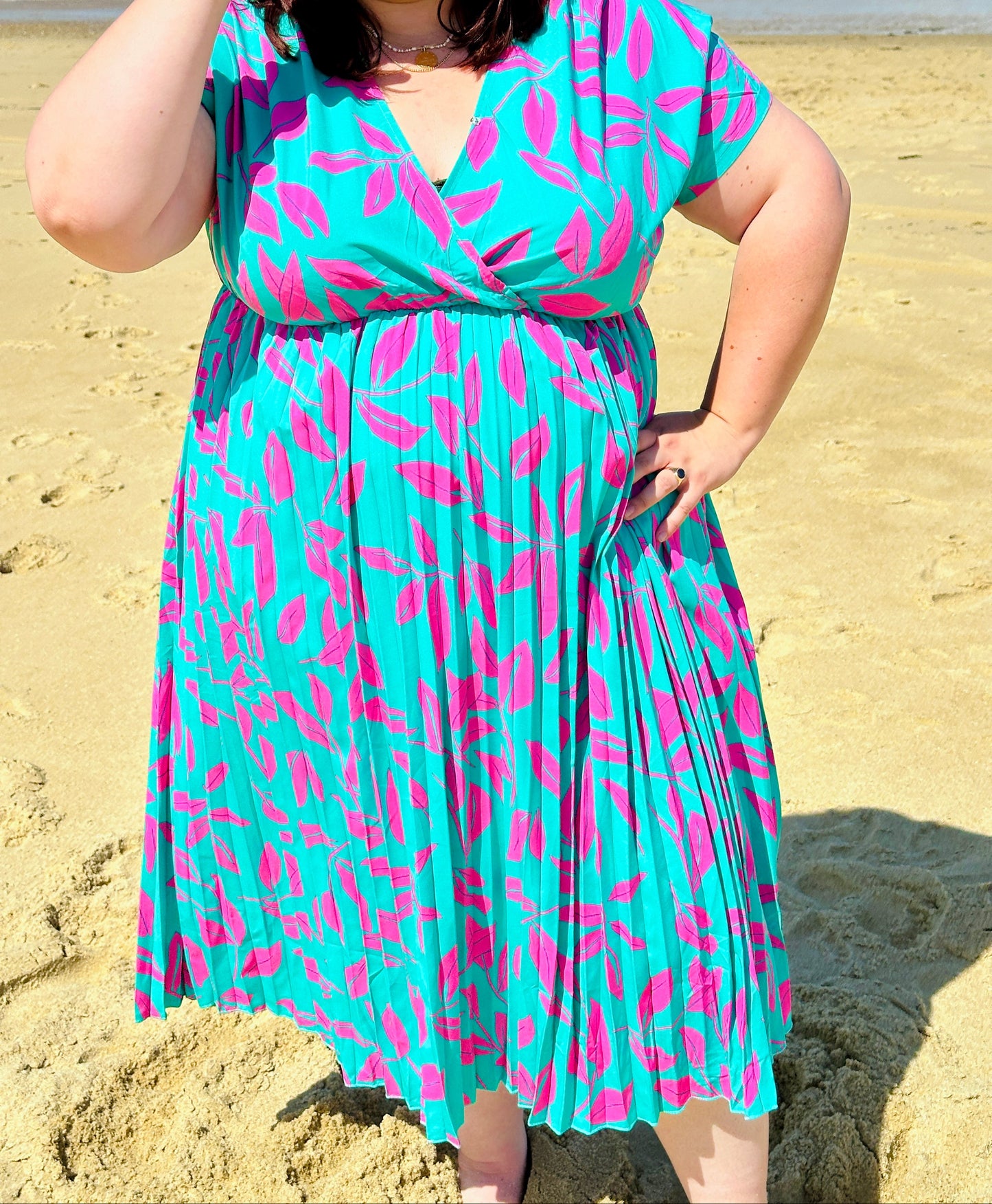 Robe grande taille turquoise et fuchsia, coupe fluide avec imprimé fleuri, disponible en L, XL, XXL et XXXL au Pays Basque