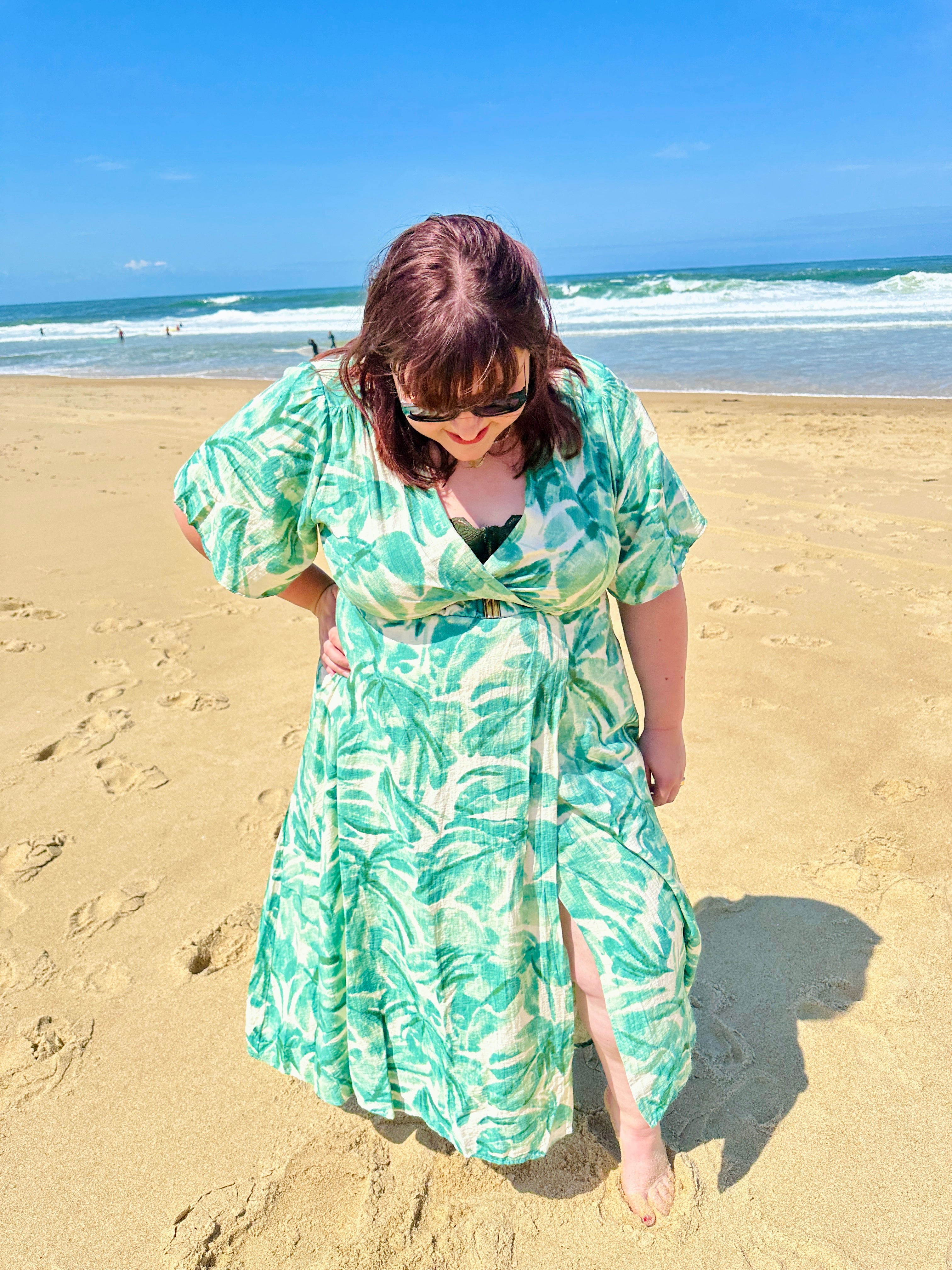 Robe longue verte imprimé feuillage tropical, coupe portefeuille, avec manches courtes amples et ceinture élastiquée dorée. Taille SM à XXXXL.