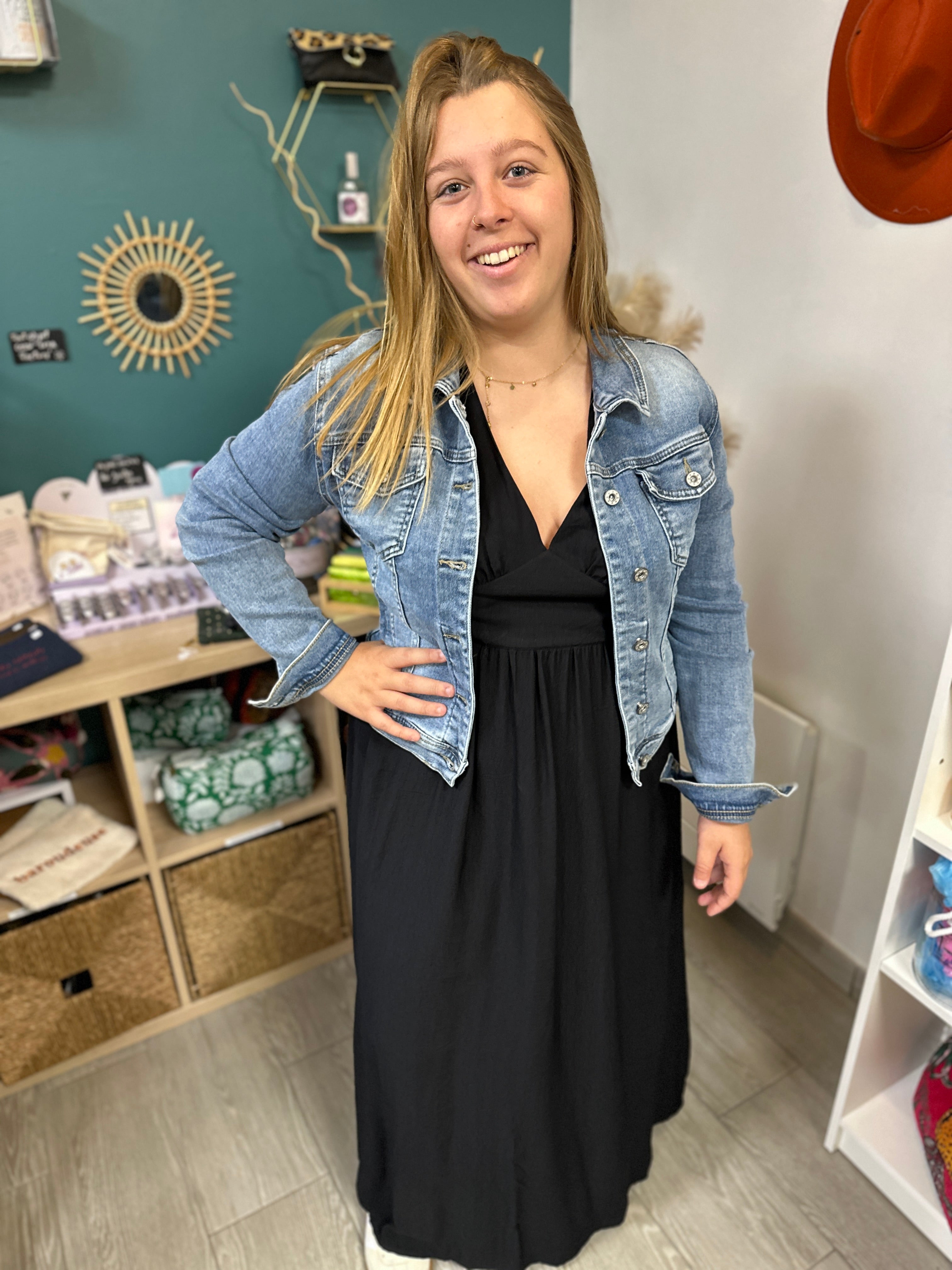 robe noire élégante pour morphologie généreuse - abana 64310