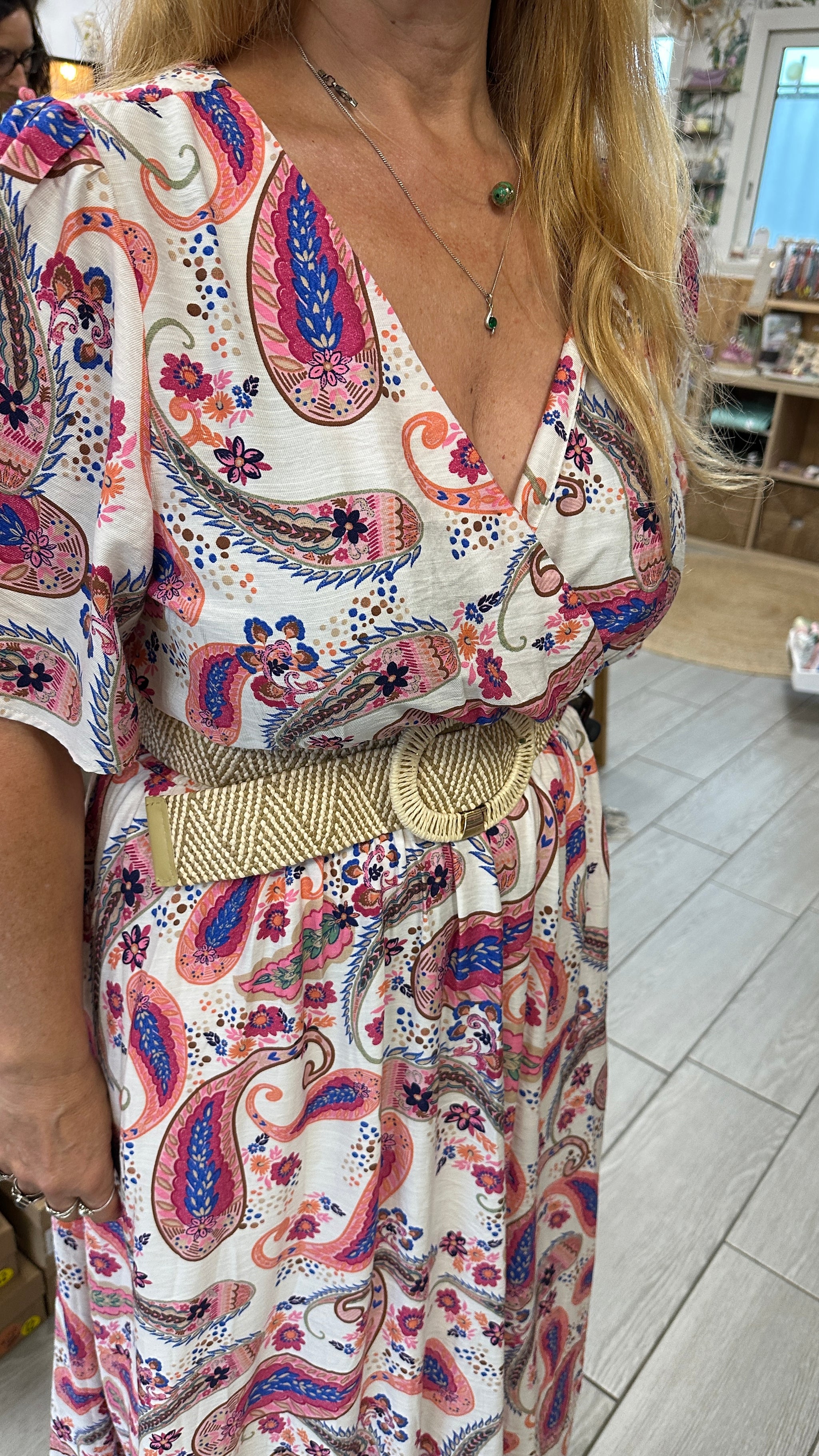 Zoom sur robe fluide imprimé cachemire manches courtes – Abana 64990