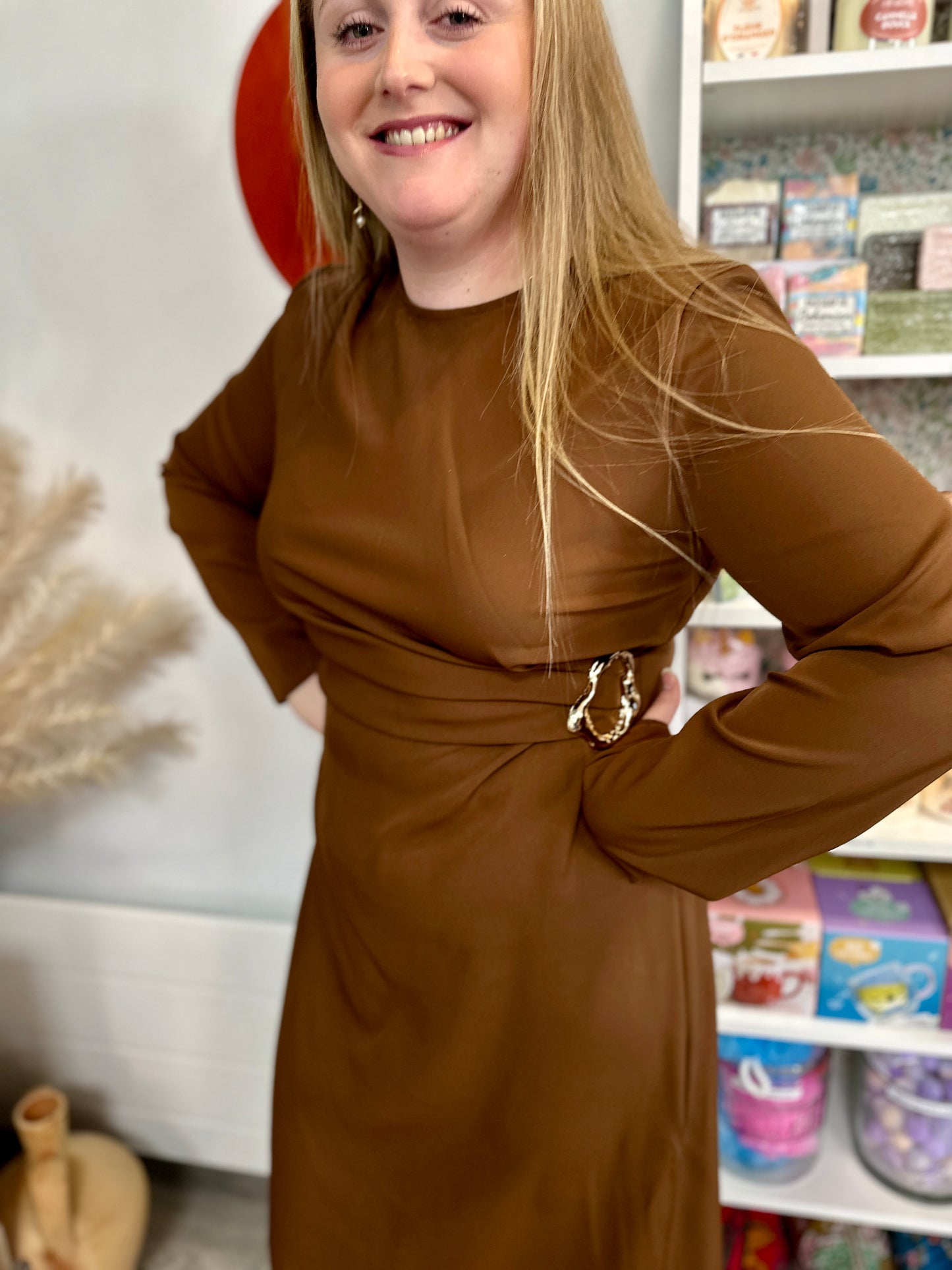 Robe longue chocolat grande taille avec taille marquée et boucle dorée, manches longues, coupe élégante et féminine - Abana 64600