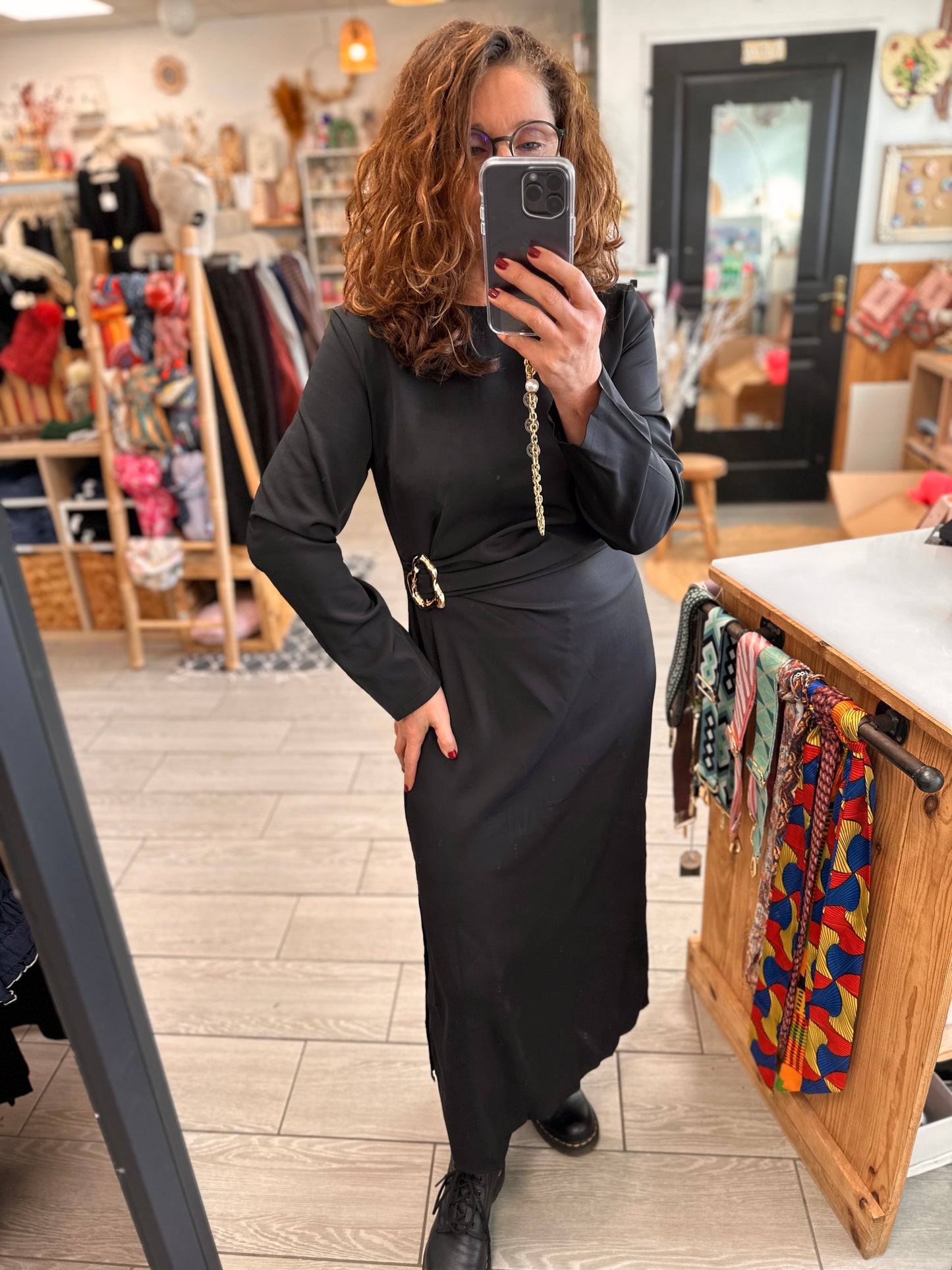 Robe longue noire chic silhouette mise en valeur - Abana 64310